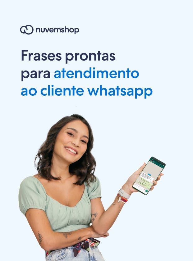 moça de cabelo preto no ombro sorrindo para a câmera e com um celular na mão aberto em uma conversa do whatsapp usando o ebook de frases prontas para atendimento ao cliente whatsapp